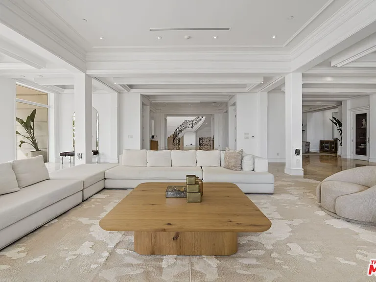360 Trousdale Pl — Photo 3