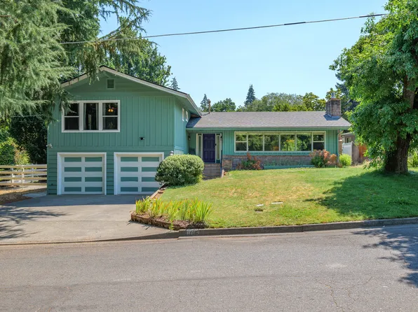 1015 Vista Dr, Grants Pass, OR 97527