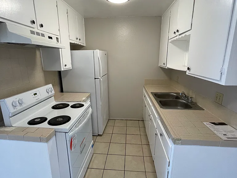 2004 D Ave #11 — Photo 2