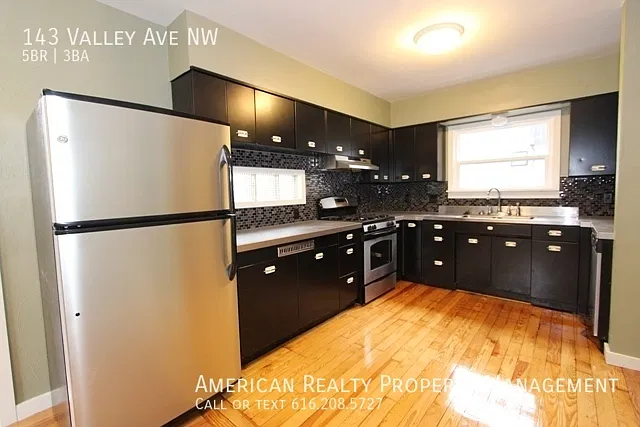 5 bed, 2.5 bath, 1504 sqft, $2,950 — Photo 2