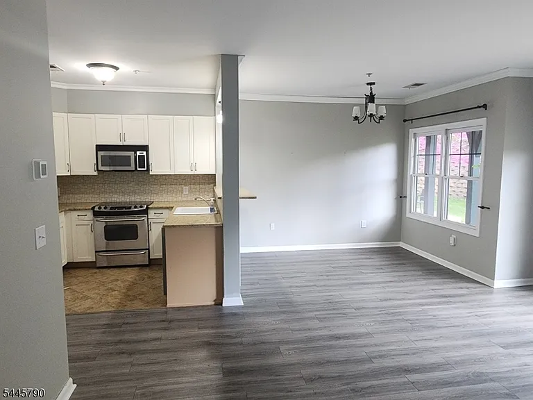 10 Maple Cres #13 — Photo 4