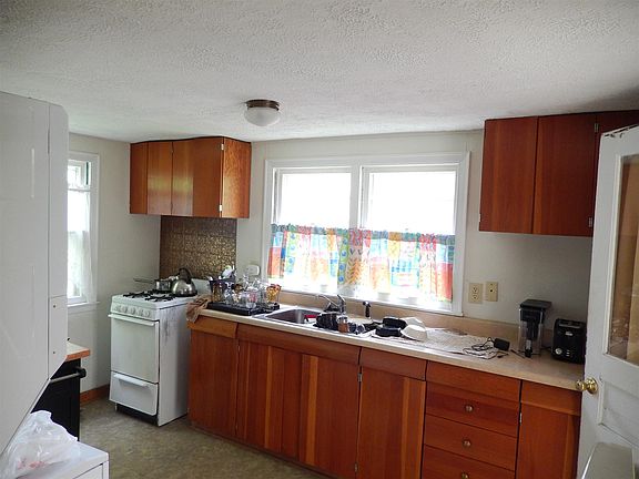 3rd image of 901 W 7th St