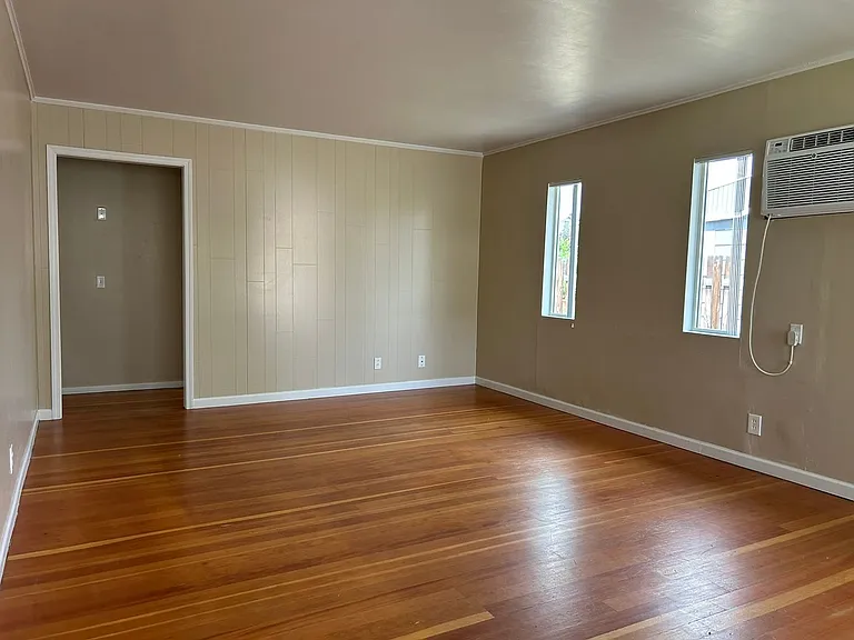 1115 Sanford Ave — Photo 3