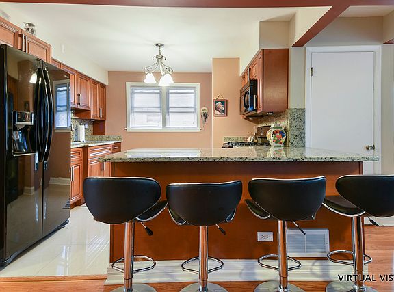 4th image of 2831 Washington St
