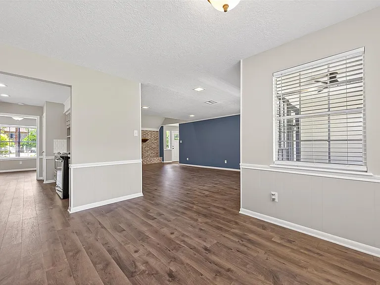 105 Glenmora Ct — Photo 15