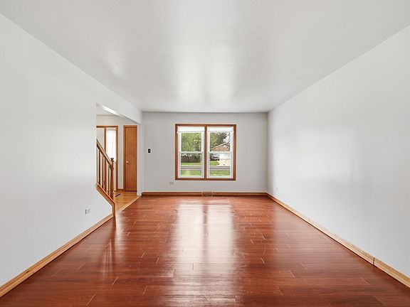 3rd image of 16020 S Howard St