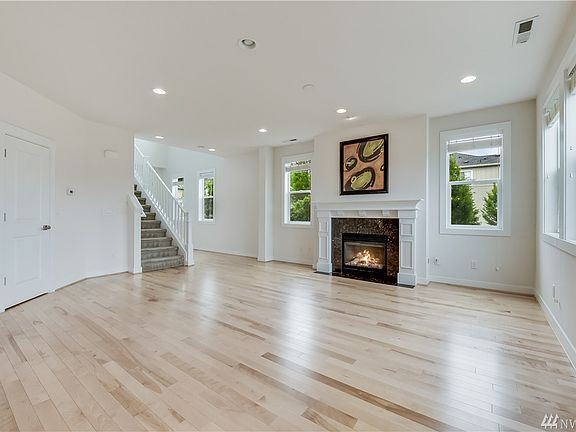 3rd image of 1563 14th Pl NE