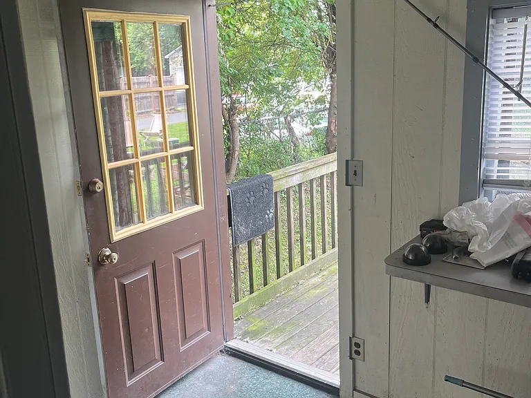 1209 Sanderson Ave — Photo 2
