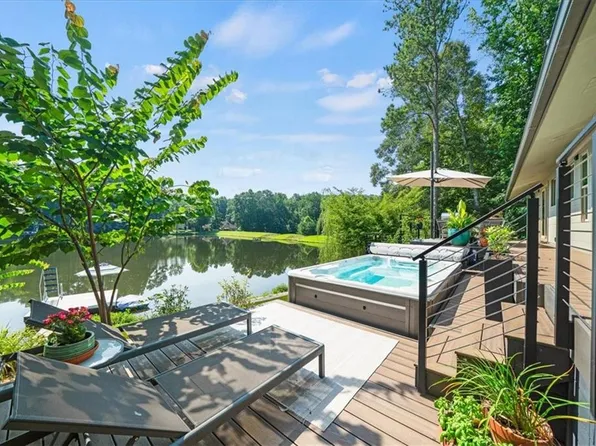1085 Lake Charles Dr, Roswell, GA 30075
