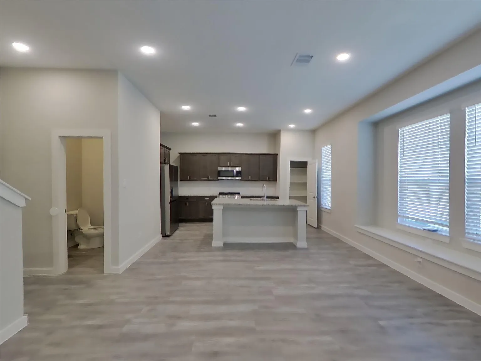 4 bed, 2.5 bath, 2004 sqft, $2,579 — Photo 4