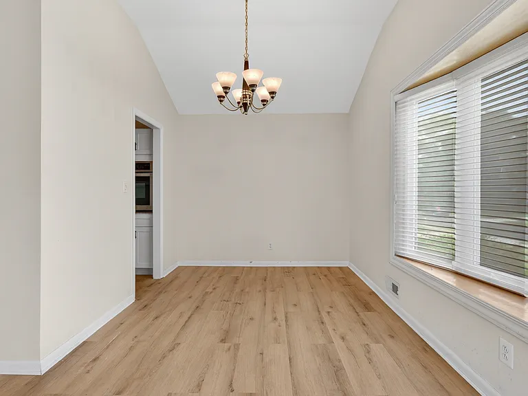 1120 Greenbriar Rd — Photo 3