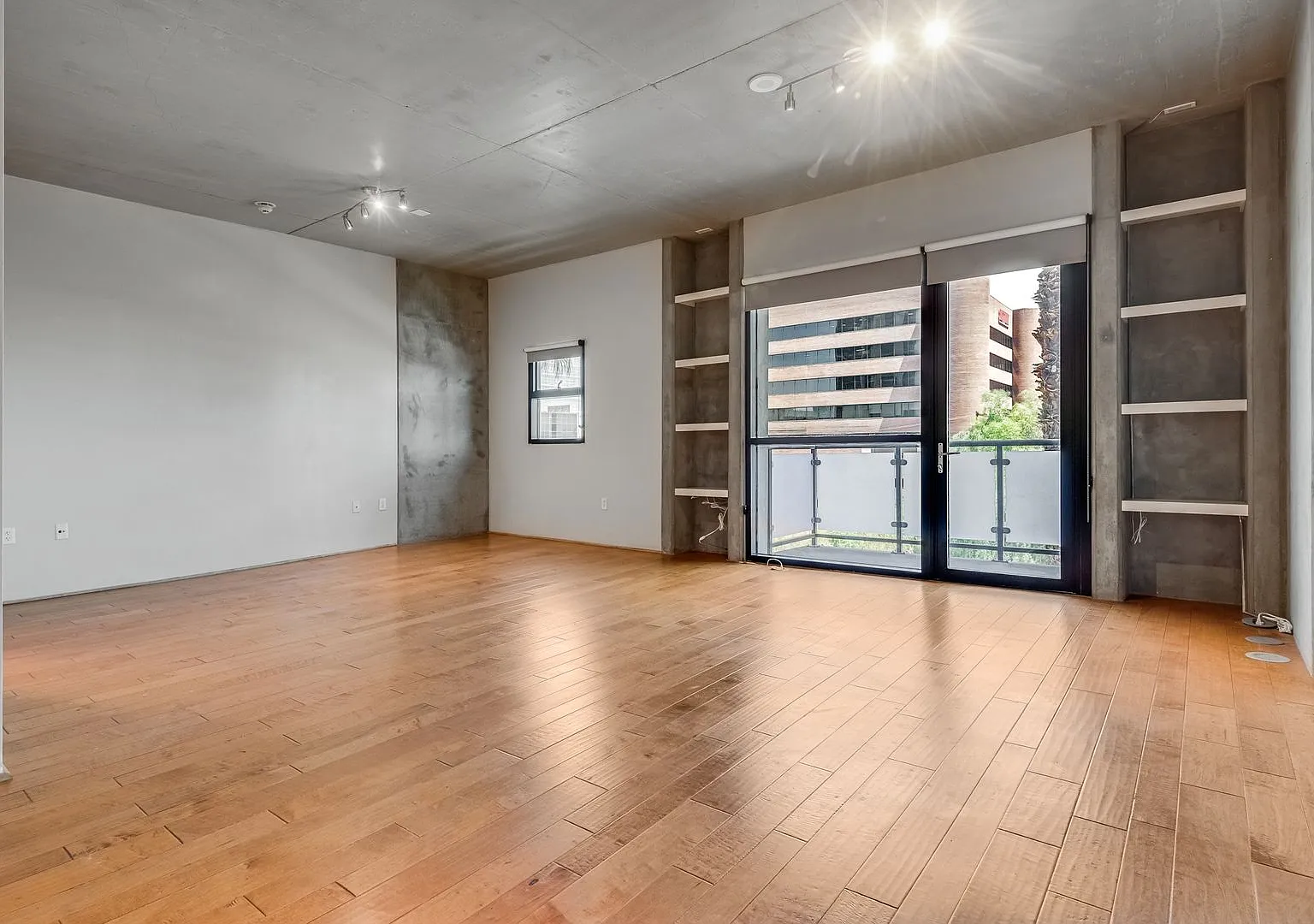 Discover sophisticated high-rise living in this beautifully appointed 1 bd/2ba residence in the h... — Photo 2