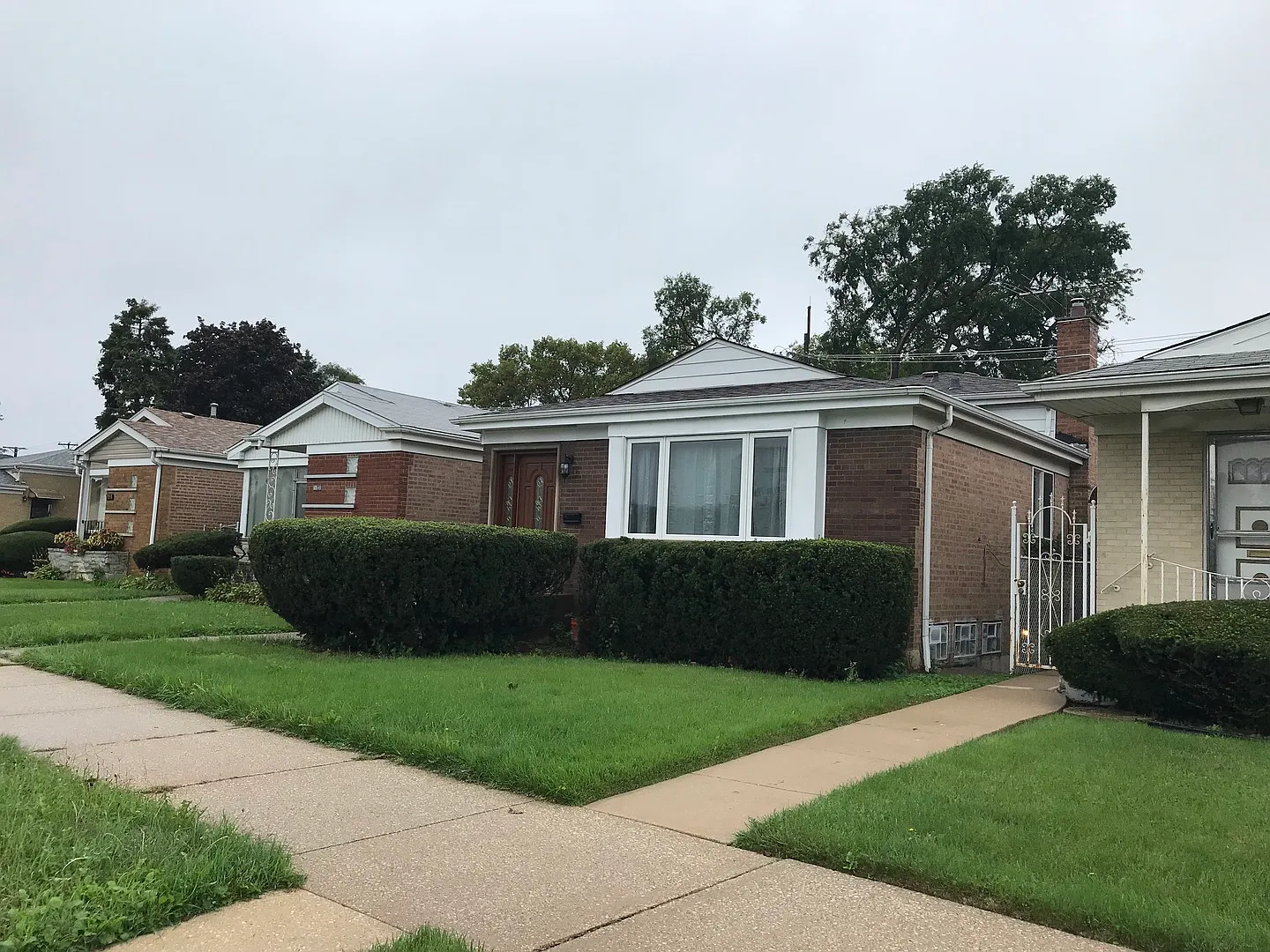9852 S King Dr photo 1