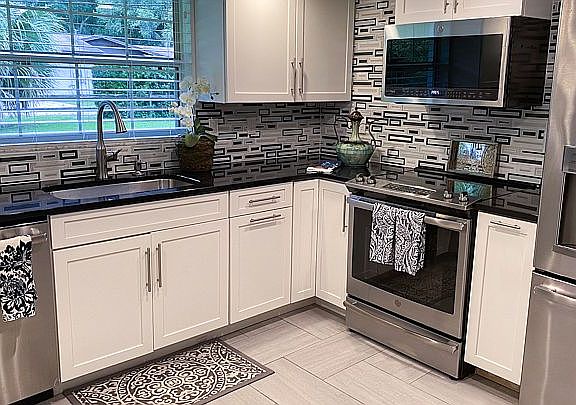 Kitchen w GE appliance pkg