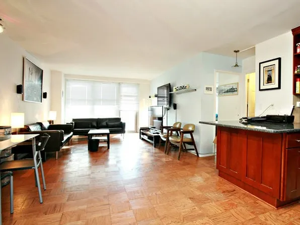 70-25 Yellowstone Boulevard image 1 of 8