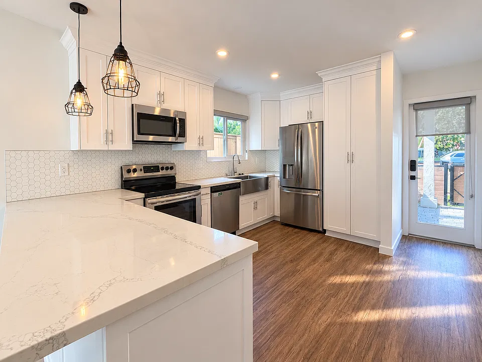 The Dane | Modern Renovated 2 & 3 Bedroom Apartments in Coronado