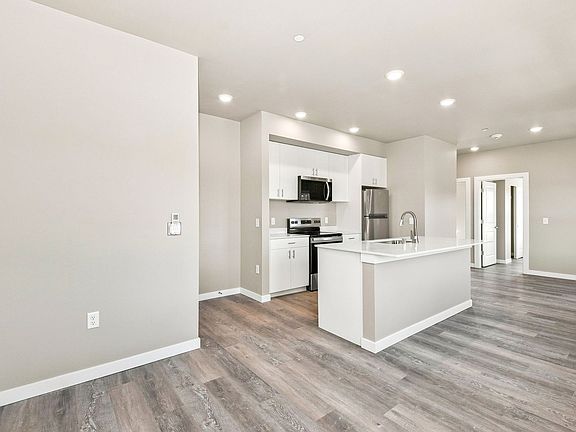 5th image of 2418 Verona St #401