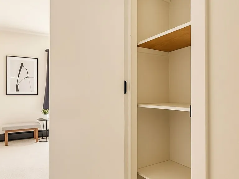 Relax in Style: Discover our Minneapolis Bedroom Haven on Minnehaha Avenue — Photo 9