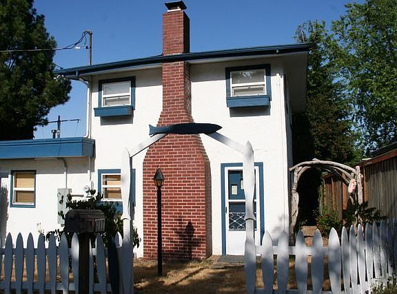 Cute cottage with a fun beach theme. Let's go fishing!
