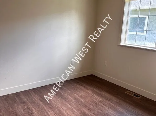 25 W 9th St, Lovell, WY 82431