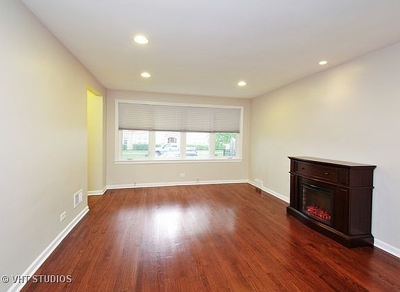3rd image of 6312 N Albany Ave