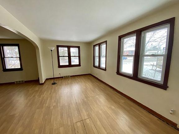 3rd image of 3156 Losey Blvd S