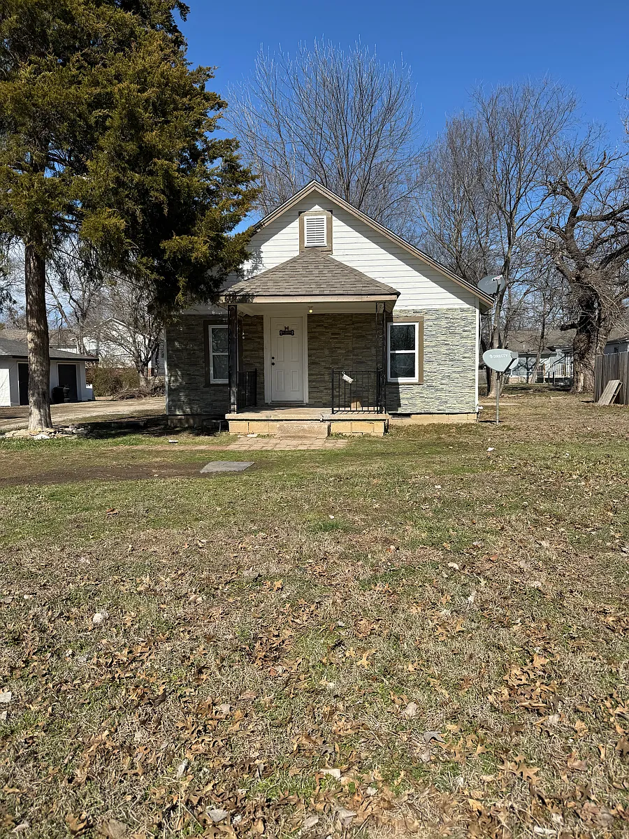 Photo 1 of 13 - 304 W 6th St - Claremore, OK Primary Photo - 304 W 6th St
