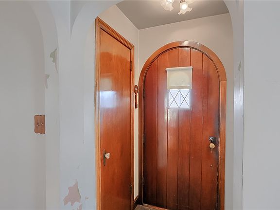 4th image of 228 Orchard Ave
