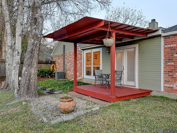 3rd image of 210 Meadow Bend Dr