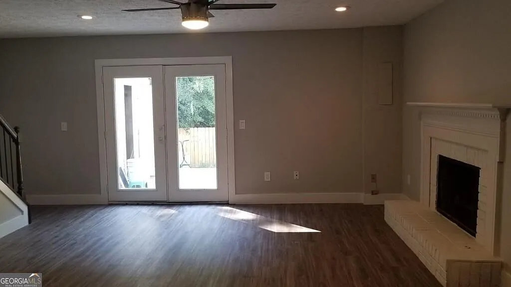 3 bed, 2.5 bath, 1220 sqft, $1,850 — Photo 3