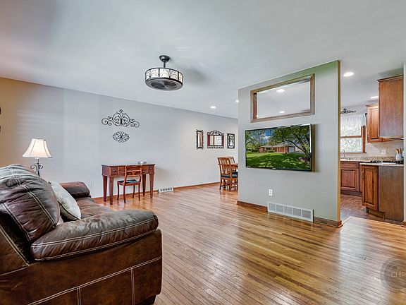 5th image of 210 Oak St