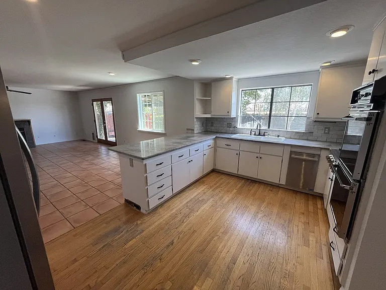 511 Bluff Dr — Photo 6