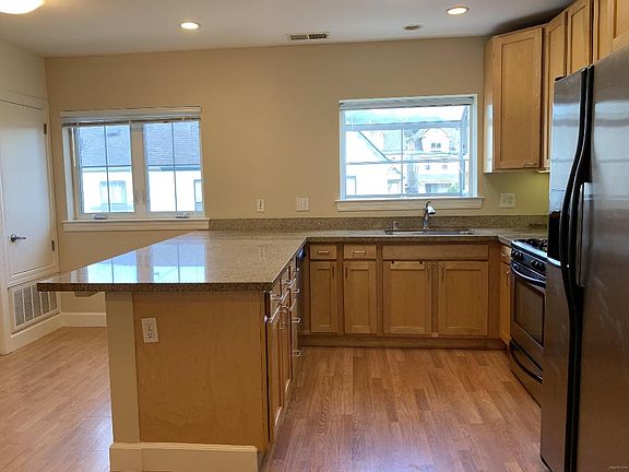4th image of 90 Oak Ave