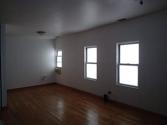 2nd image of 1112 N Ashland Ave #2F