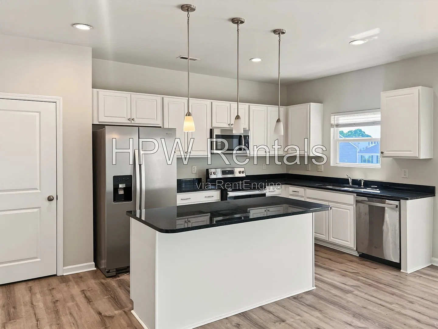 3 bed, 2.5 bath, 2237 sqft, $2,100 — Photo 3