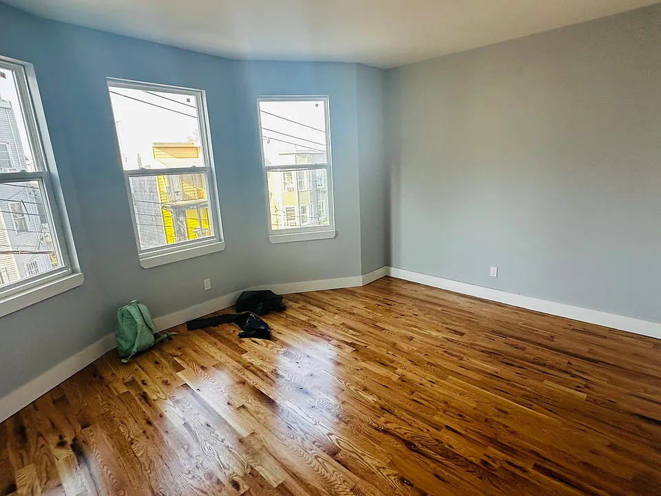 99 Maple St #2L