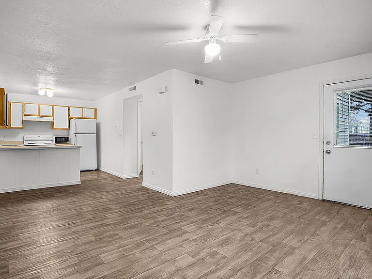 Lakeview Apartments — Photo 7