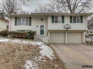 13833 Y Cir, Omaha, NE 68137