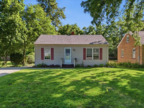 658 Pleasant St, Woodstock, IL 60098