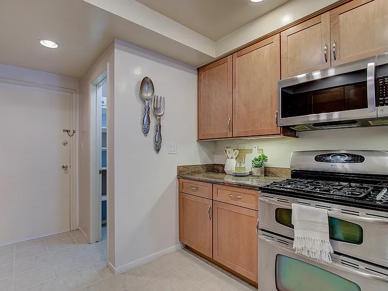 10707 Camarillo St #214 — Photo 12