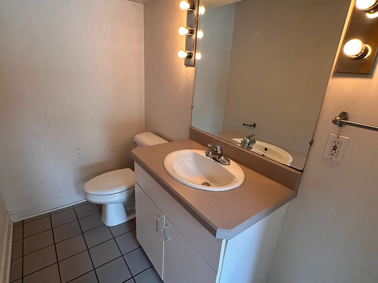 2 bed, 1.5 bath, 1920 sqft, $1,800 — Photo 4