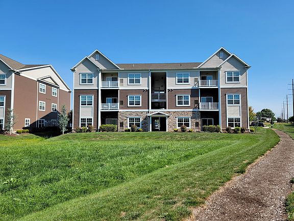 2nd image of 755 Summit Dr #2B-2Ba-1226Sqft