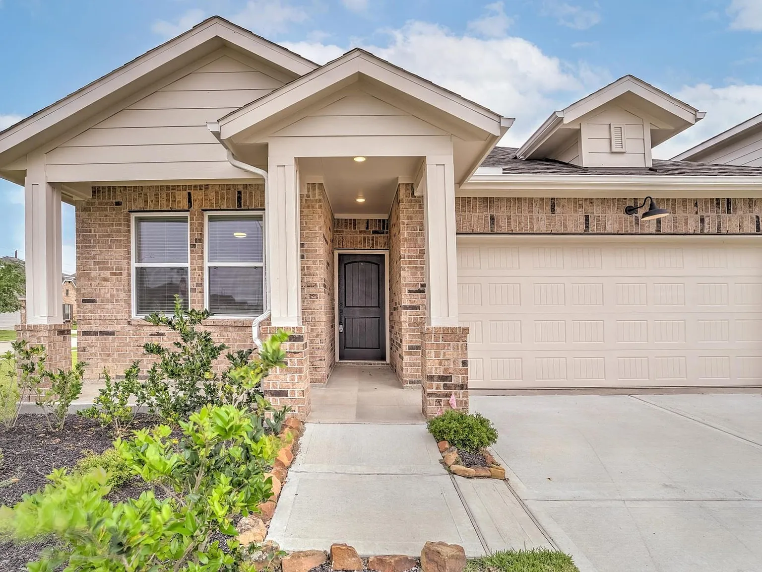 5 bed, 3.0 bath, 2078 sqft, $2,500 — Photo 3