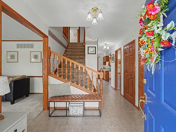 5th image of 324 N Chaucer Blvd