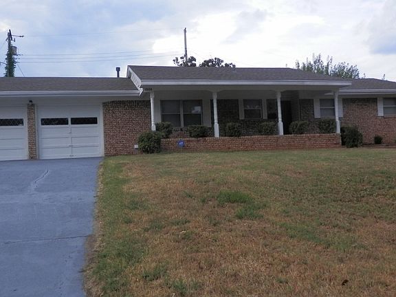 2nd image of 1808 Oakridge Dr