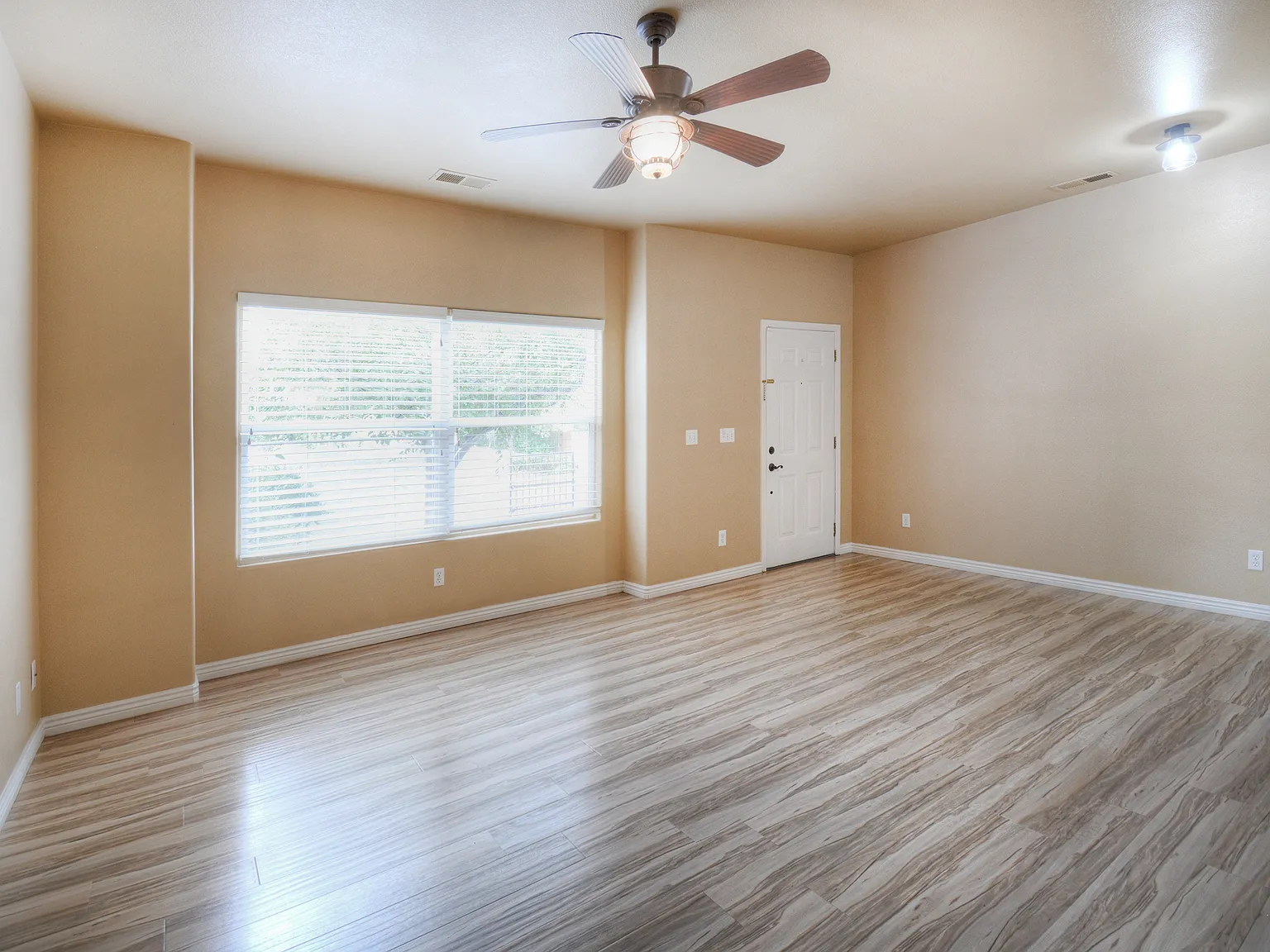 3 bed, 2.5 bath, 1351 sqft, $1,900 — Photo 2
