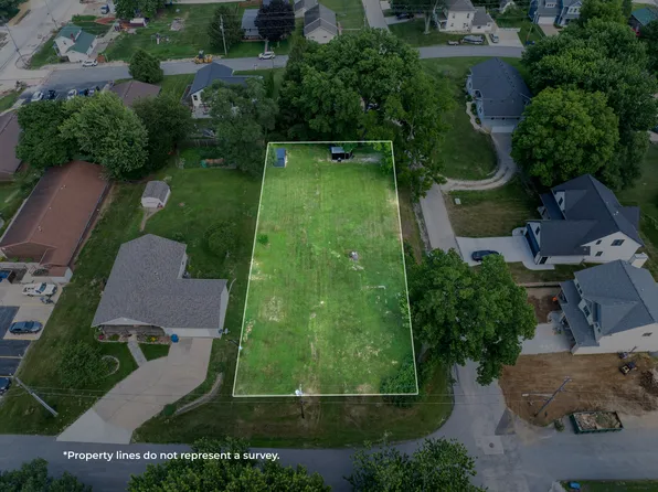 327 Dodge St, Le Claire, IA 52753
