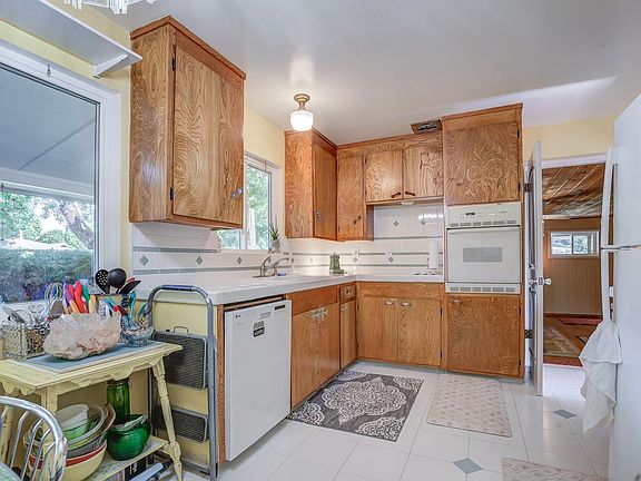 4th image of 160 Chestnut Ave