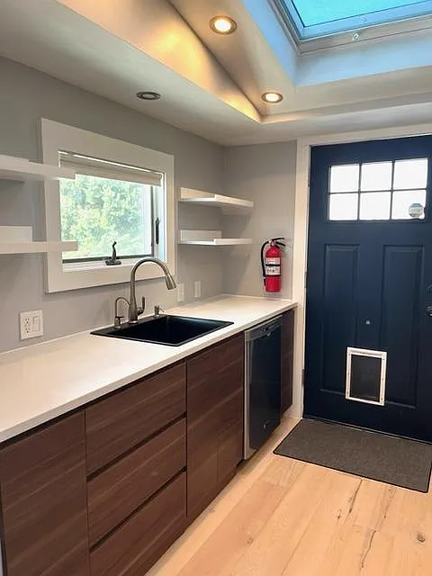 1 bed, 900 sqft, $2,000 — Photo 3