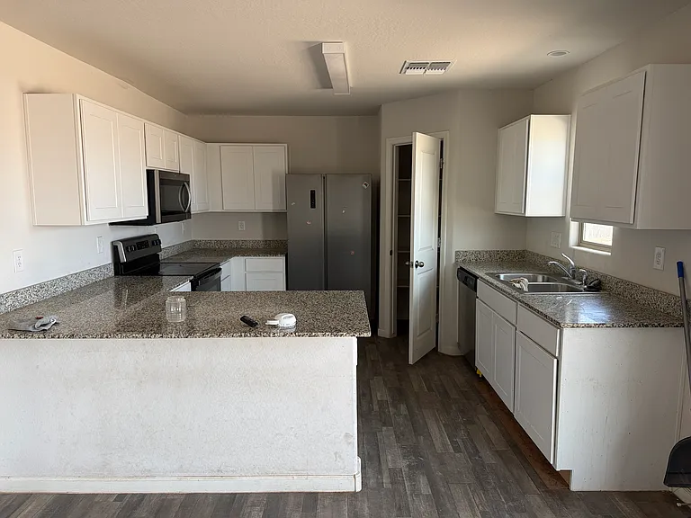 241 S Apache Ave — Photo 3
